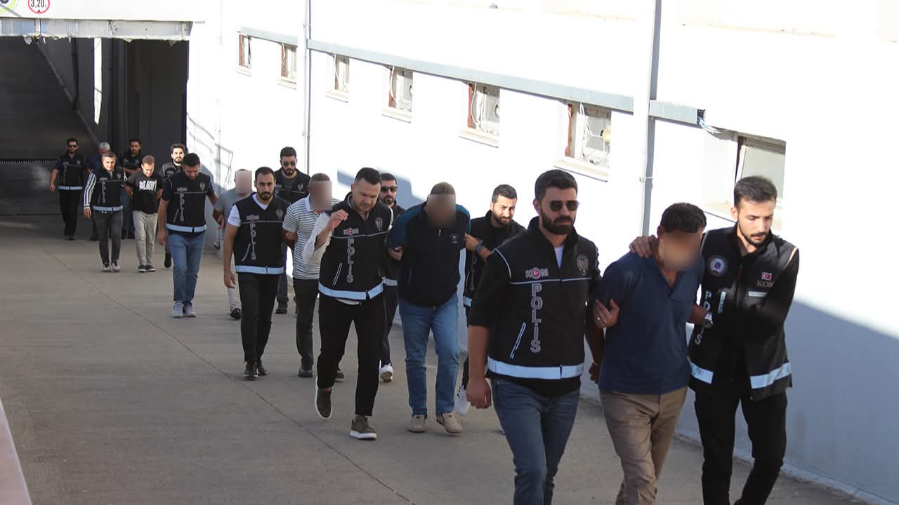 Adana’da Sahte Tapu Çetesi Çökertildi: 80 Milyon Liralık Vurgun Ortaya Çıktı!