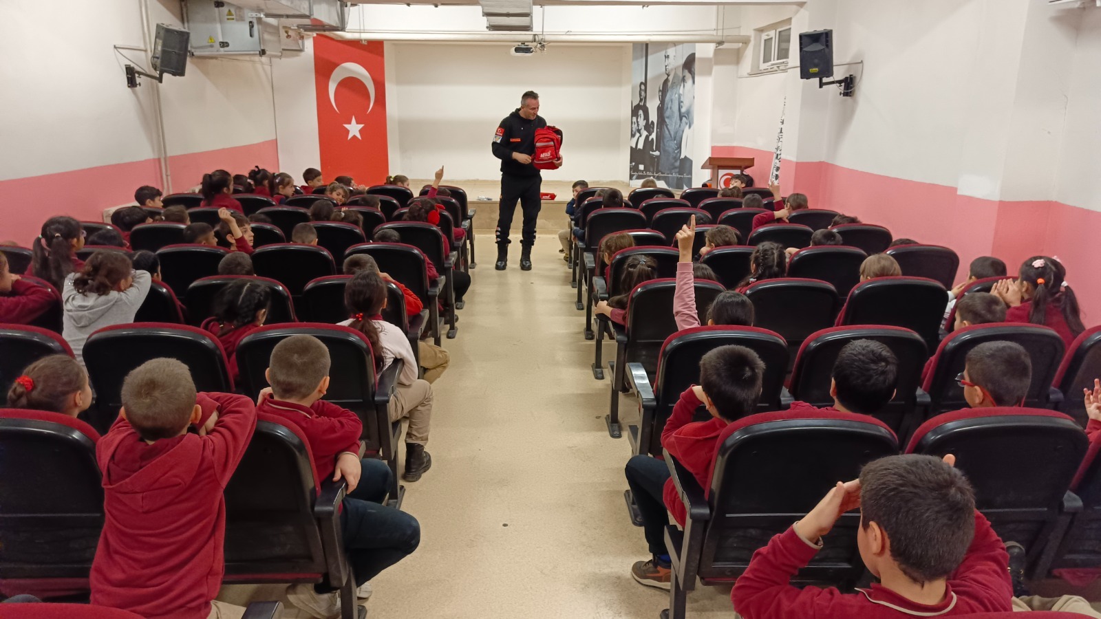 Silivri SAK Ekipleri, Afet Bilinci Eğitimiyle Öğrencilere Güvenli Yaşam Rehberi Sunuyor