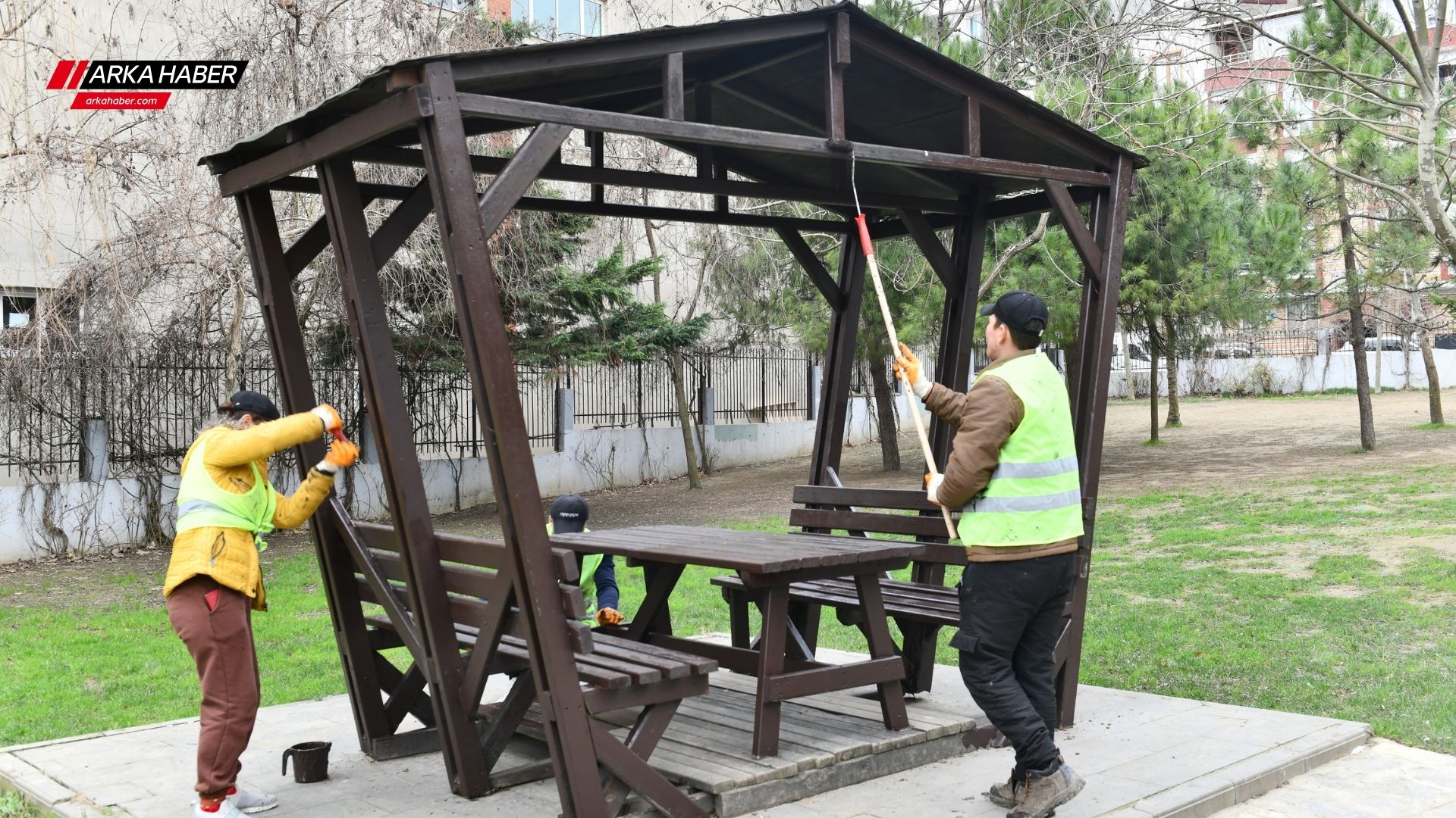 ESENYURT BELEDİYESİ, VATANDAŞLARIN BOLCA VAKİT GEÇİRDİĞİ PARKLARDA BAKIM VE ONARIM ÇALIŞMALARI GERÇEKLEŞTİREREK İLÇEYİ BAHARA HAZIRLIYOR.