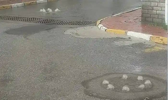 Kahta’da Kanalizasyon Sorunu: Yağmurla Birlikte Lağım Yollara Taşıyor!