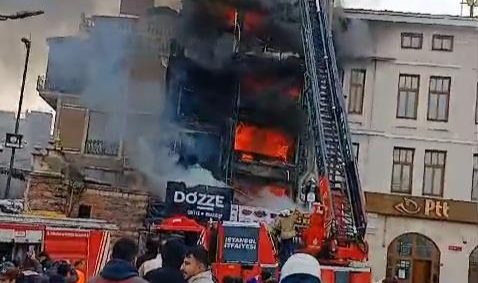 Fatih Eminönü'ndeki Restoranda Çıkan Yangın Kontrol Altına Alındı
