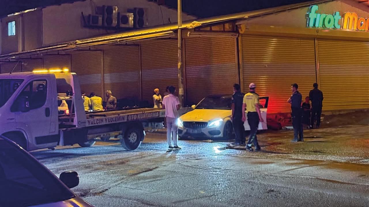 Adıyaman’da Ehliyetsiz Sürücü Polisten Kaçtı: Önce Demirlere, Sonra Elektrik Direğine Çarptı!