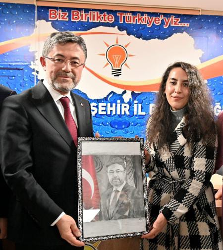 NEVŞEHİRLİ GENÇ RESSAM GÜLHAN KARTAL'DAN TARIM VE ORMAN BAKANI İBRAHİM YUMAKLI'YA ANLAMLI HEDİYE