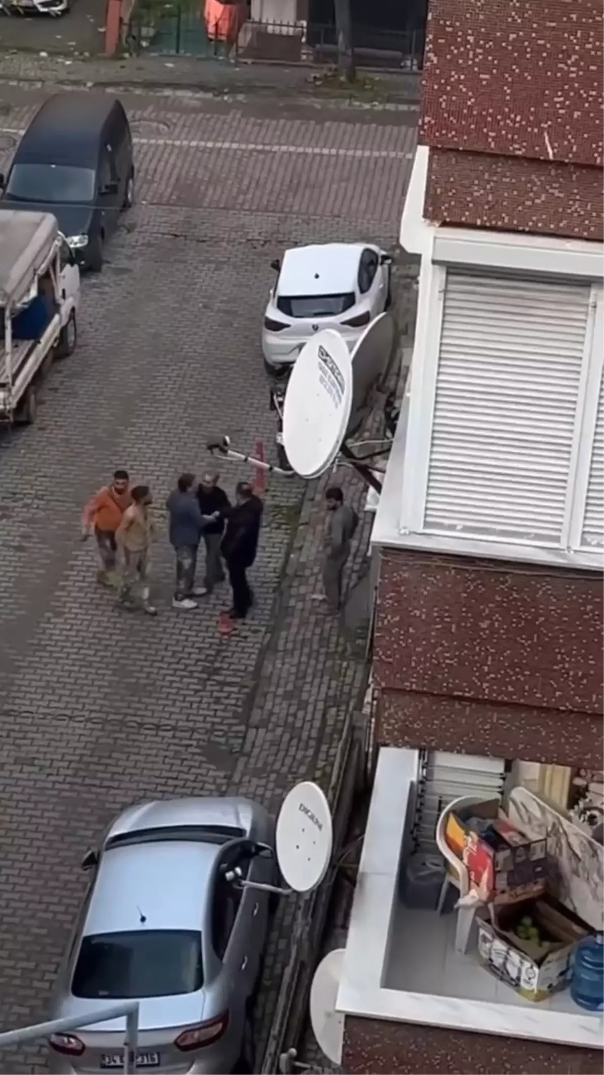 Avcılar'da Gürültü Kavgası: İnşaattan 'Örümcek Adam' Gibi İnen Kişi Görüntülendi