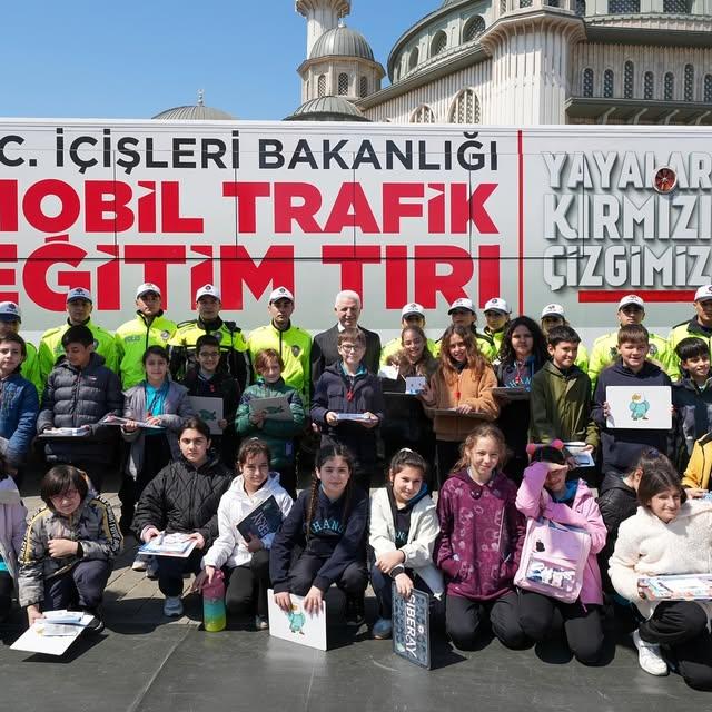 İstanbul Valisi Gül, Trafik ve Uyuşturucu Bilincini Artırma Çalışmalarını İnceledi