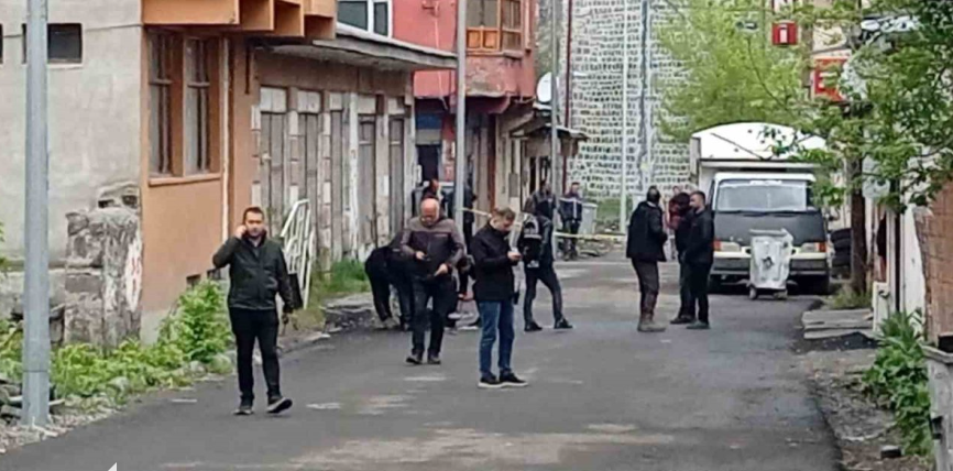 Kars'ta Panik Yaratan Valizden Giysi Fışkırdı: Bomba İmha Ekibi Müdahale Etti!