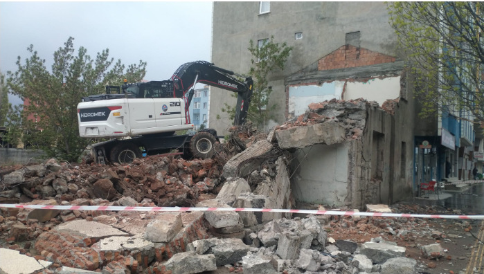 Kars'ta Tehlike Arz Eden Metruk Bina Yıkıldı
