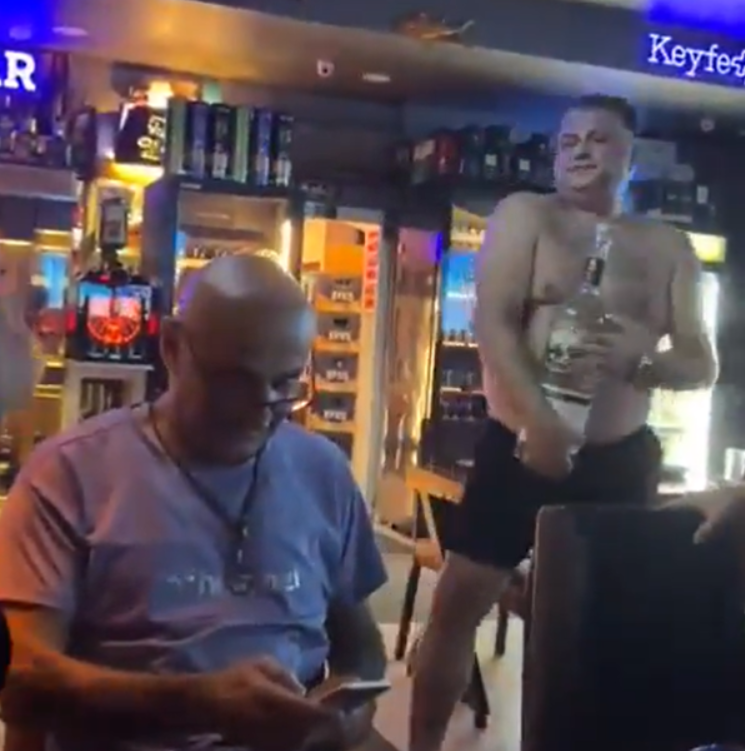 GİRESUNSPOR BAŞKANI 3 LİTRELİK RAKI ŞİŞESİNE SARILARAK ÇIPLAK HALDE DANS ETTİ