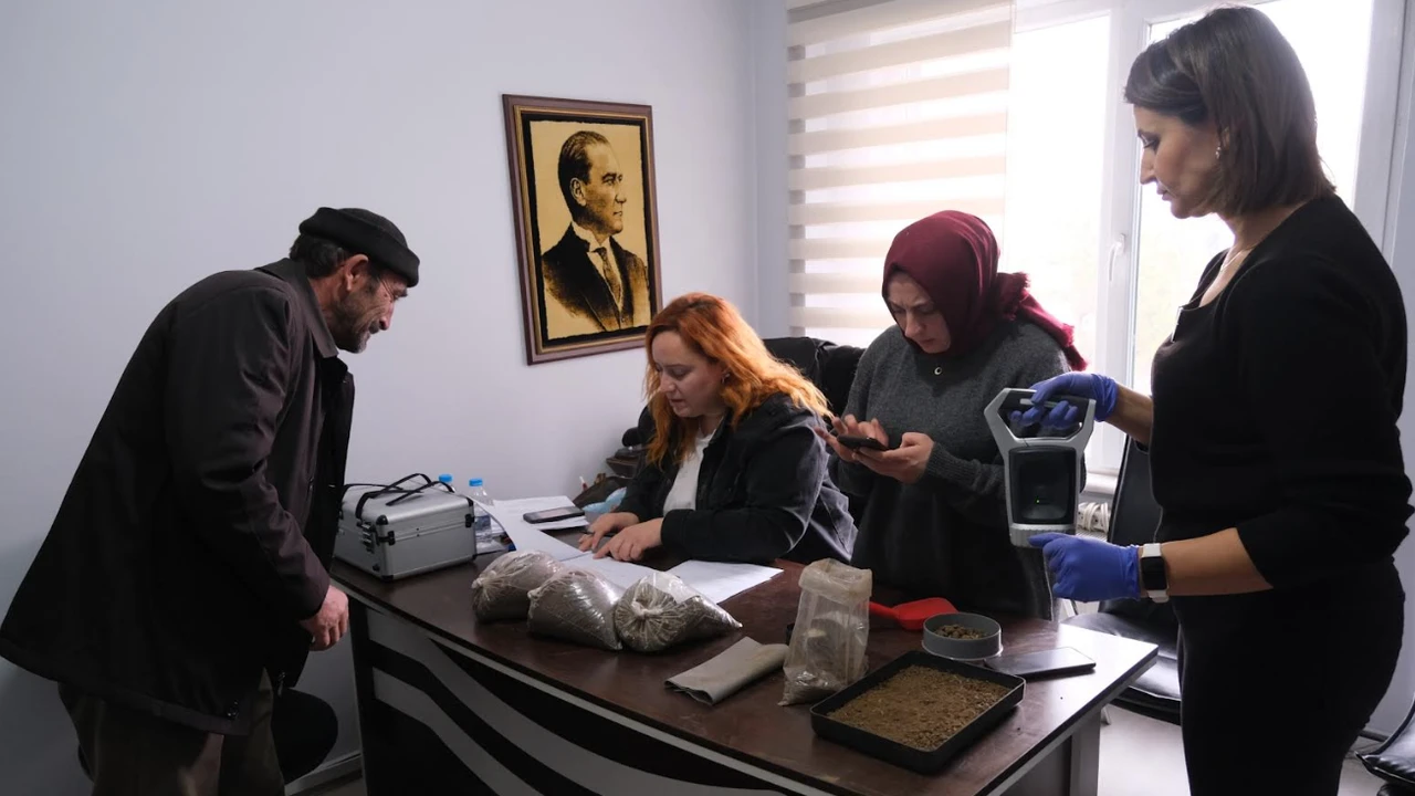 Eskişehir Büyükşehir Belediyesi’nden Çiftçilere Ücretsiz Toprak Analizi Desteği