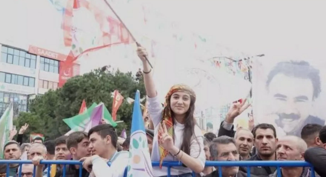 ESENYURT DEM PARTİ MİTİNGİNDE ABDULLAH ÖCALAN POSTERLERİ AÇILDI.