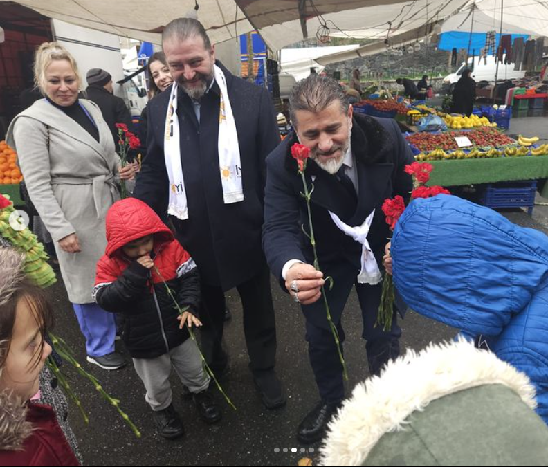 İyi Parti Kağıthane Meclis Üyesi ve Adayı  Ercan Erdoğan'dan Vatandaşlara Çiçek
