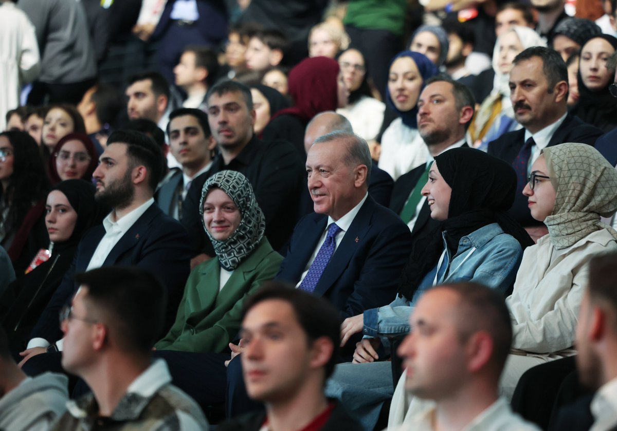 Cumhurbaşkanı Erdoğan, Gençlerle İstanbul'da Buluştu