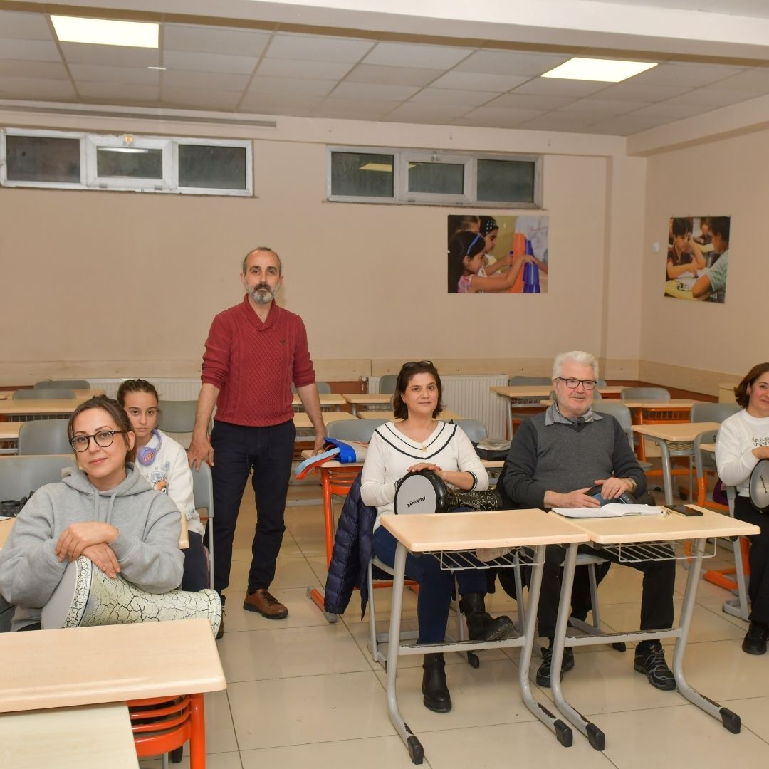 Esenyurt’ta Hayat Sanatla Renkleniyor: Müzik Kursları Yoğun İlgi Görüyor