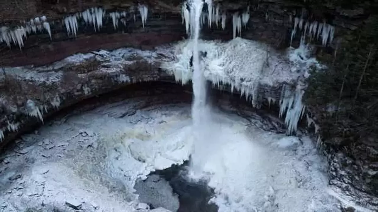 New York'taki Kaaterskill Şelalesi Aşırı Soğuklarla Dondu