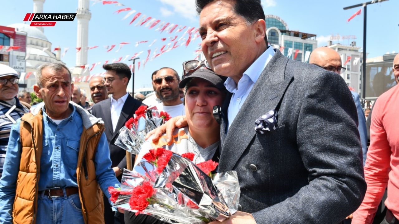 Başkan Özer'den Anneler Günü'nde Karanfilli Kutlama: Esenyurt'ta Duygusal Buluşma