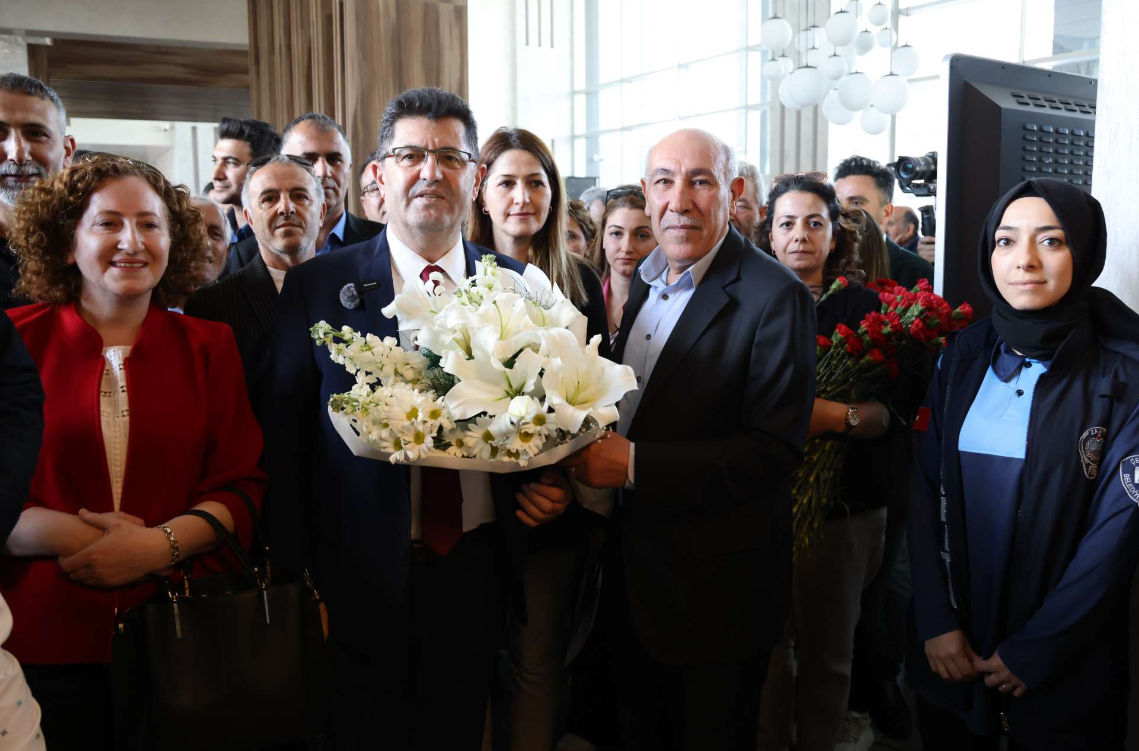 Başkan Çerkez Çekmeköylülerle Kucaklaştı