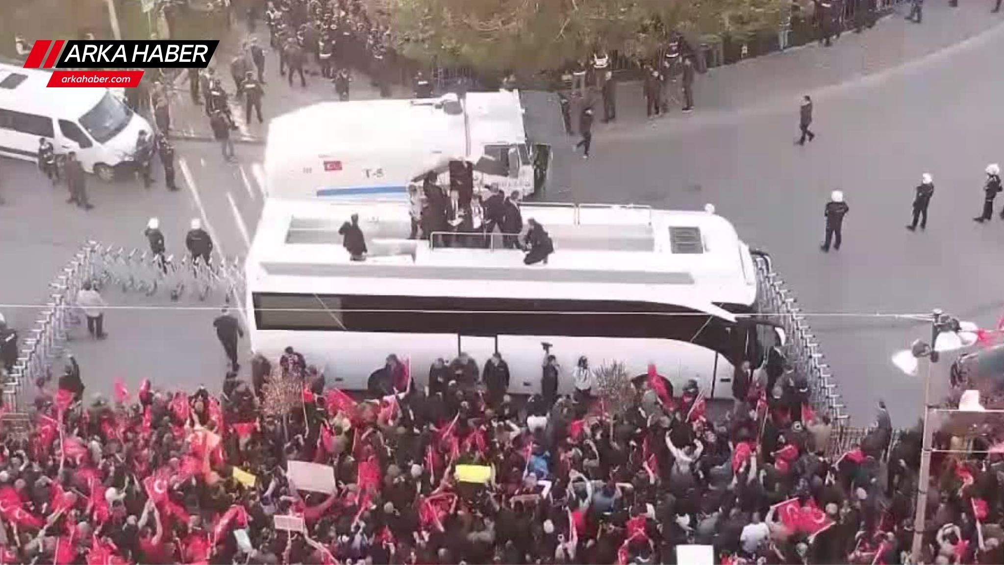 İMAMOĞLU'NA TAŞLI SALDIRI DAVASI YENİDEN ERTELENDİ..