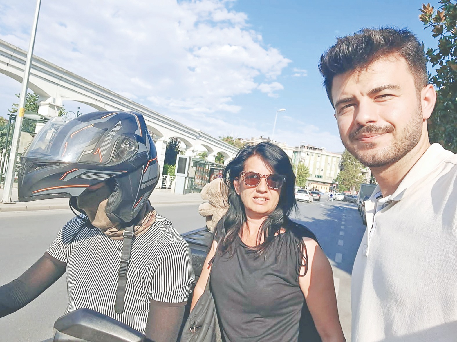 YASA TANIMAZLAR: Yasaklara Meydan Okuyan Motosiklet Taksiler, WhatsApp ve Web Üzerinden Müşteri Peşinde!