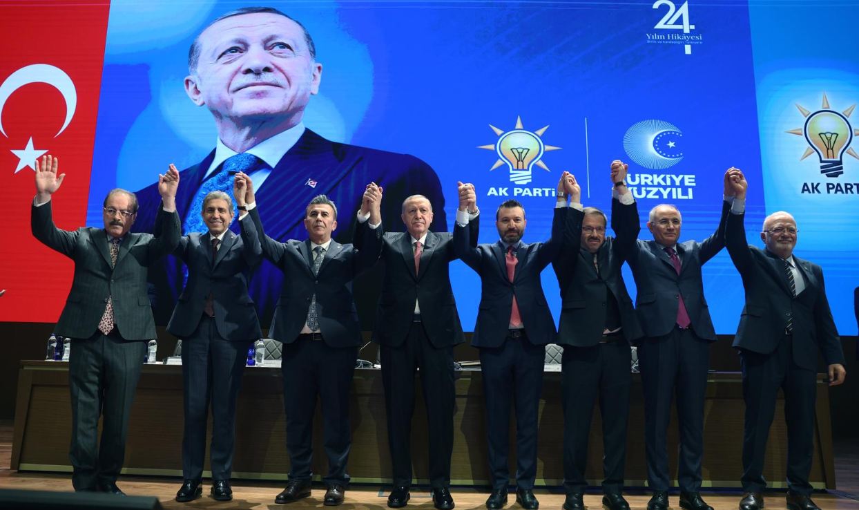 AK Parti’ye 4 Belediye Başkanı Katıldı: Rozetleri Erdoğan Taktı