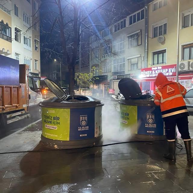 Silivri’de Temizlik Seferberliği Devam Ediyor: Caddeler ve Sokaklar Hijyenik Bir Şekilde Dezenfekte Ediliyor