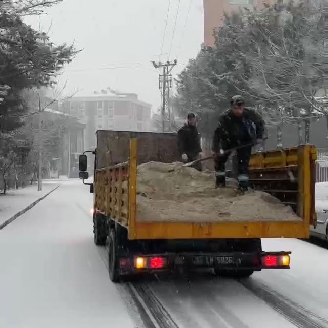 Beylikdüzü'nde Yoğun Kar Yağışına Karşı Acil Ekipler Görevde