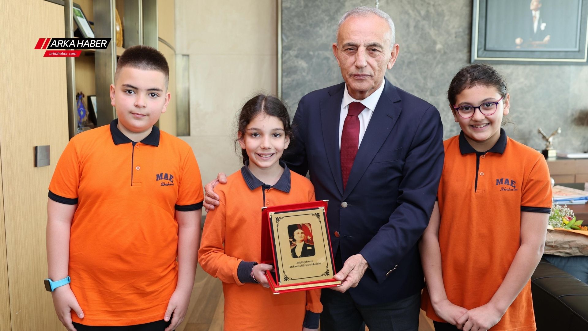 Küçükçekmece'de Yüzlerce Çocuk, Ulusal Egemenliğin 104. Yılını Coşkuyla Kutladı