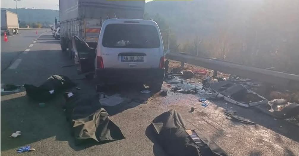 Kahramanmaraş Plakalı Araç Kamyona Çarptı: 3 Ölü, 3 Yaralı