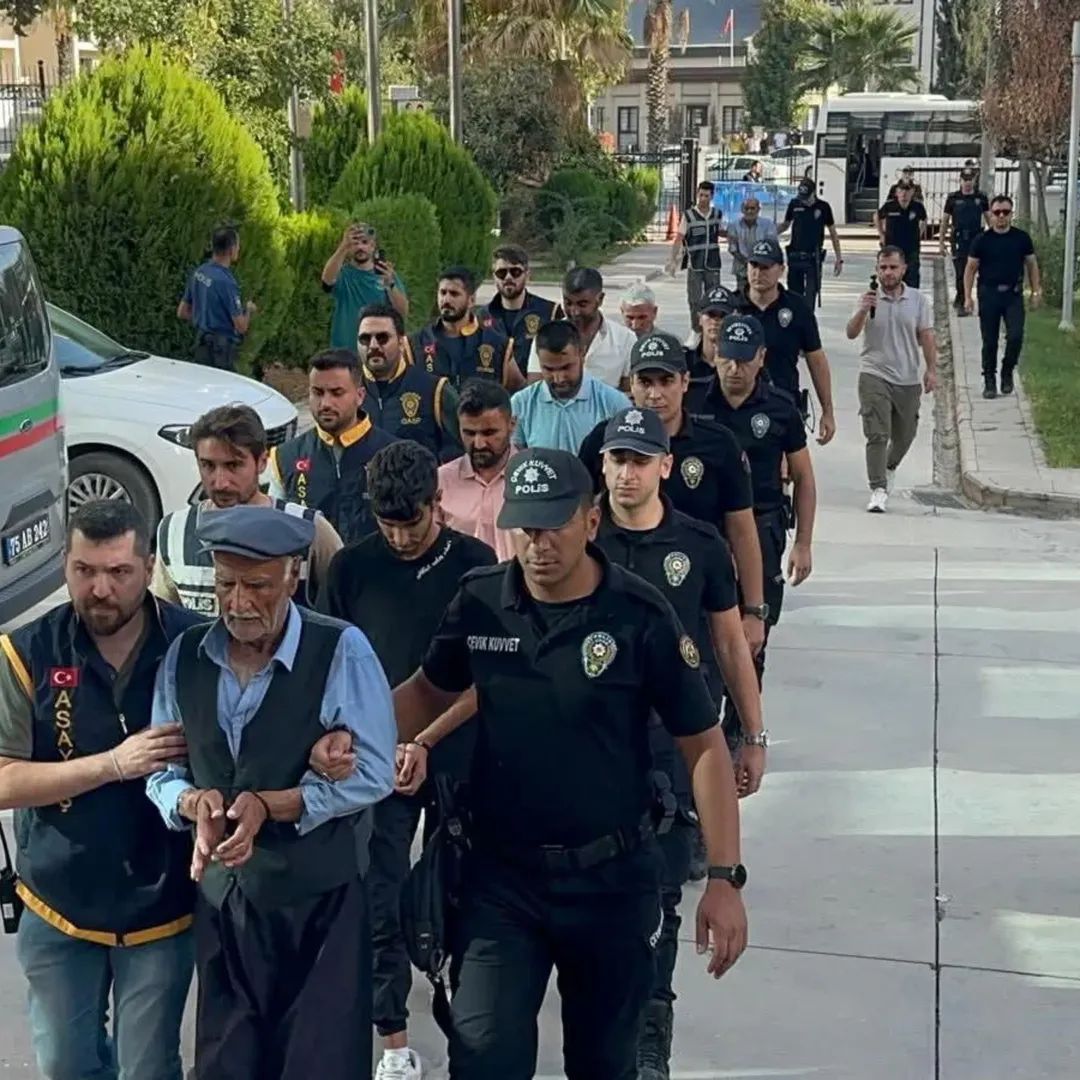 Adıyaman’da Adliye Önünde Gergin Anlar: 56 Şahıs Adliyeye Sevk Ediliyor!