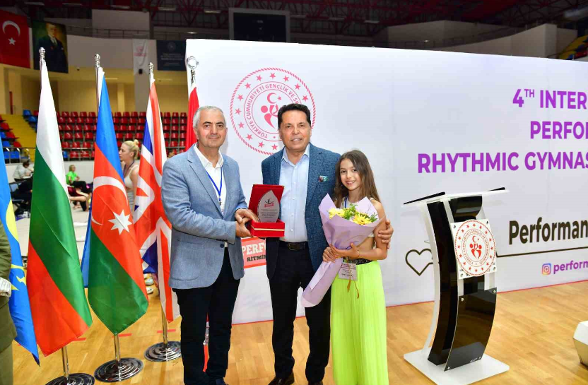 Esenyurt Belediye Başkanı Sporcuya Olan Desteğini Jimnastik Turnuvasında da Gösterdi