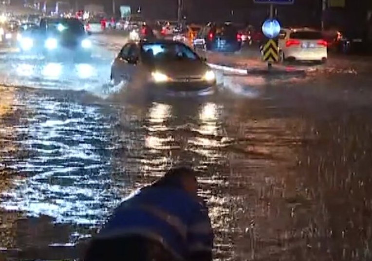 Ankara'da Etkili Sağanak Yağış Hayatı Durma Noktasına Getirdi