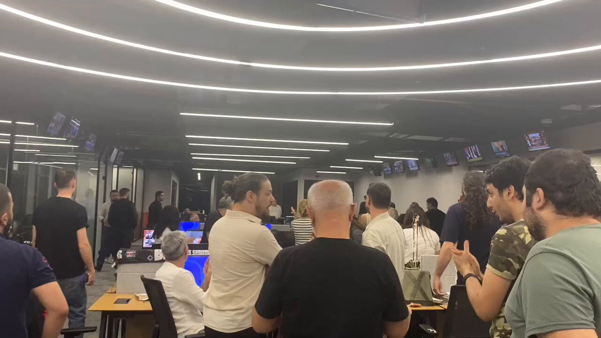 KRT TV Çalışanları Maaş Protestosunu Sürdürüyor