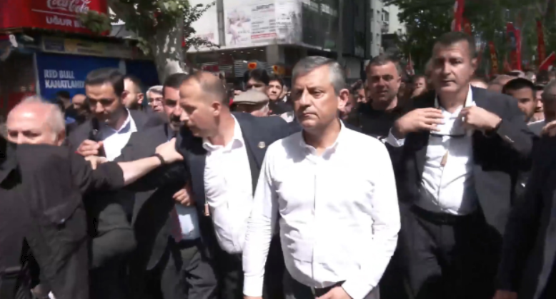 Özgür Özel Anıtkabir’e Yürüdü: Mesaj Sadece Atatürk’e Değil, CHP İçine De Verildi