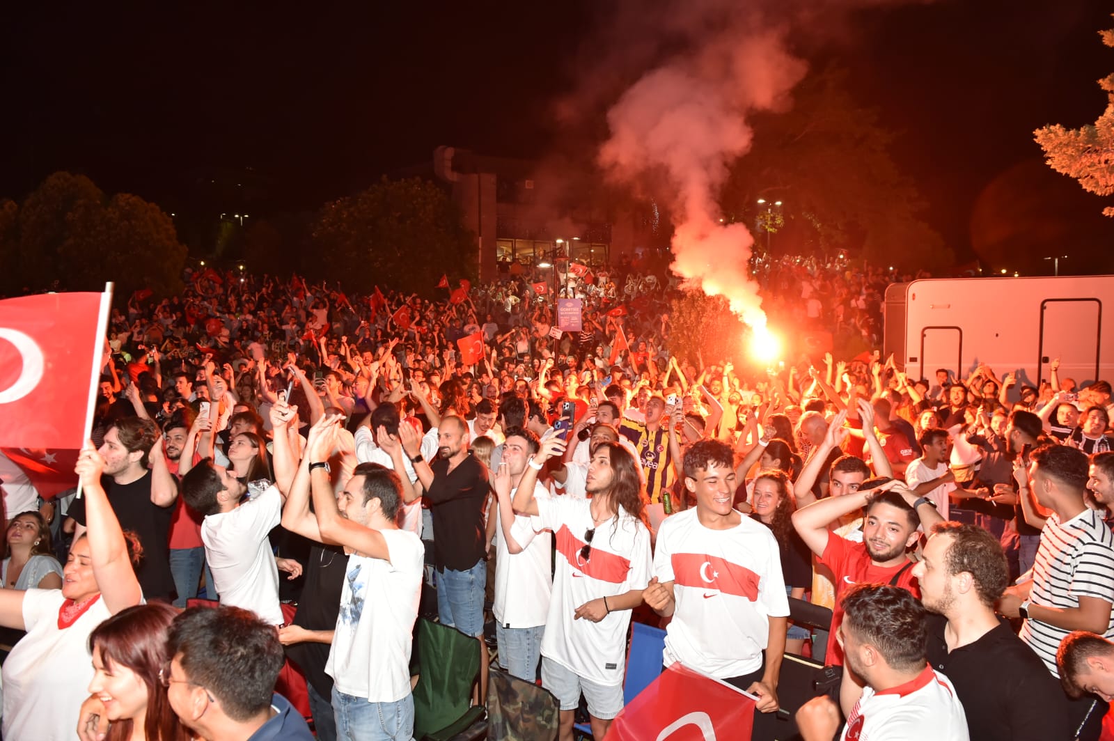 A Milliler Avusturya Engeli'ni Aşarak Çeyrek Finale Yürüdü: Beşiktaş'ta Dev Ekran Coşkusu!