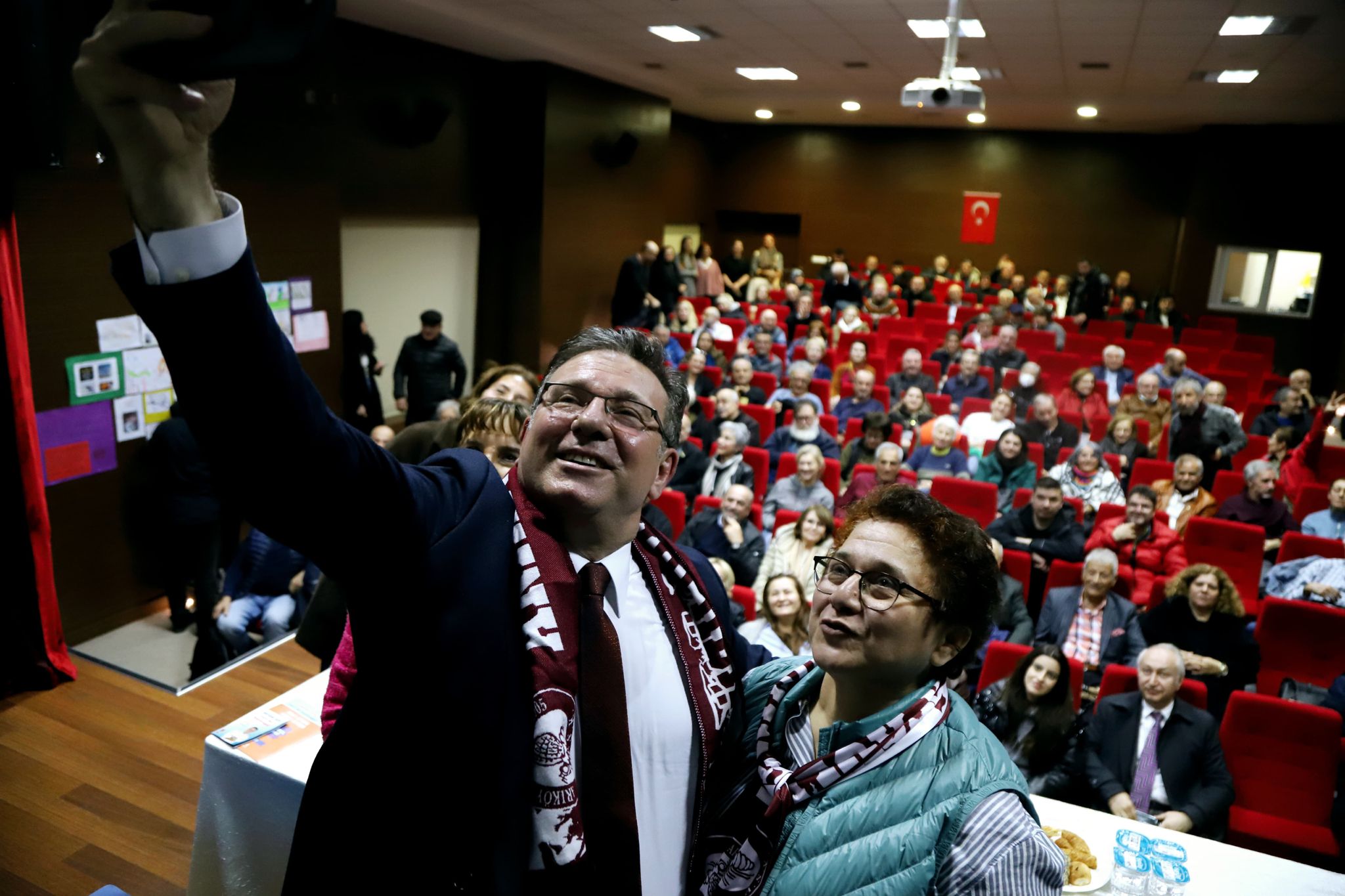 MUSTAFA OKTAY AKSU’YA KOMŞULARINDAN BÜYÜK DESTEK 