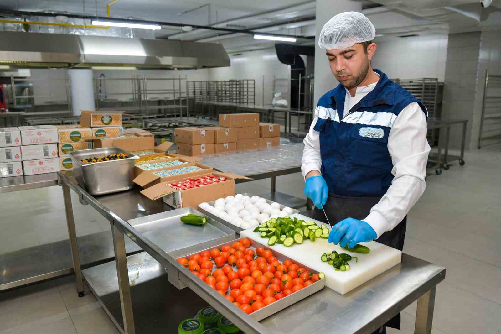Esenyurt Belediyesi’nden Örnek Hizmet: Gönül Sofraları Her Gün Kuruluyor