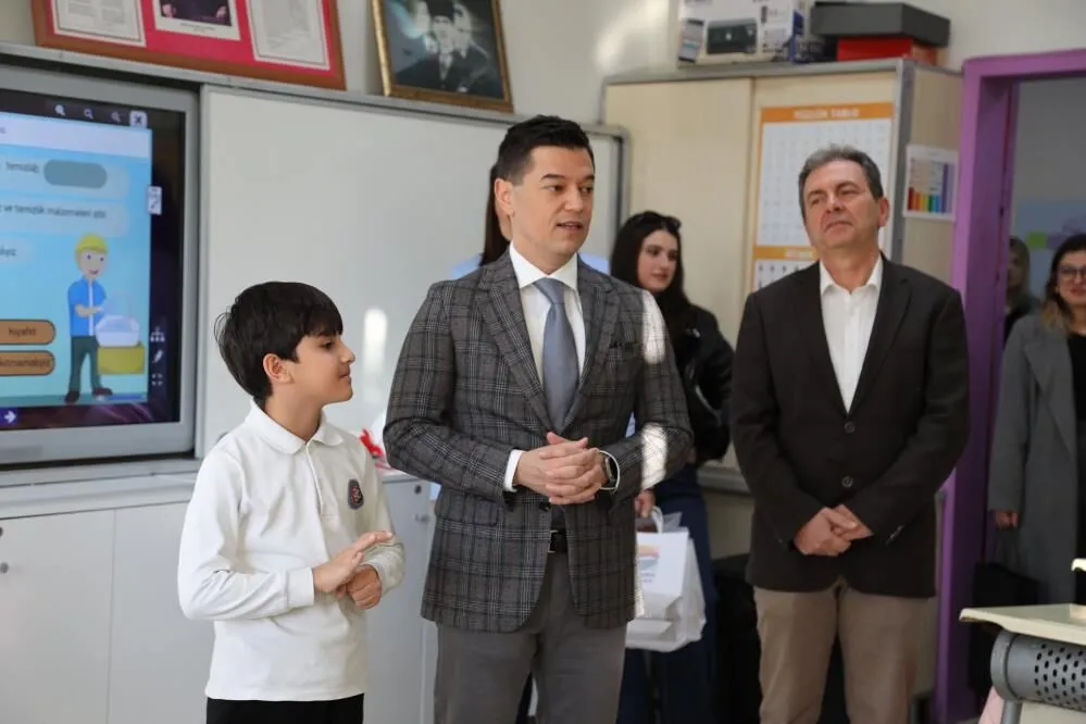 Başkan Ünlü, Öğrencinin Taleplerini Kırmayarak Okul Ziyareti Gerçekleştirdi